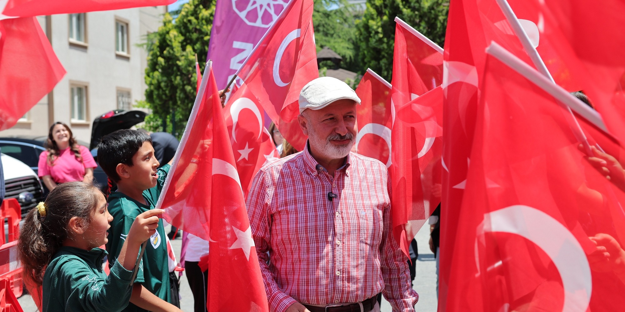 Başkan Çolakbayrakdar: "Kocaburger'ı yaz boyunca ERVA okullarında sürdüreceğiz"