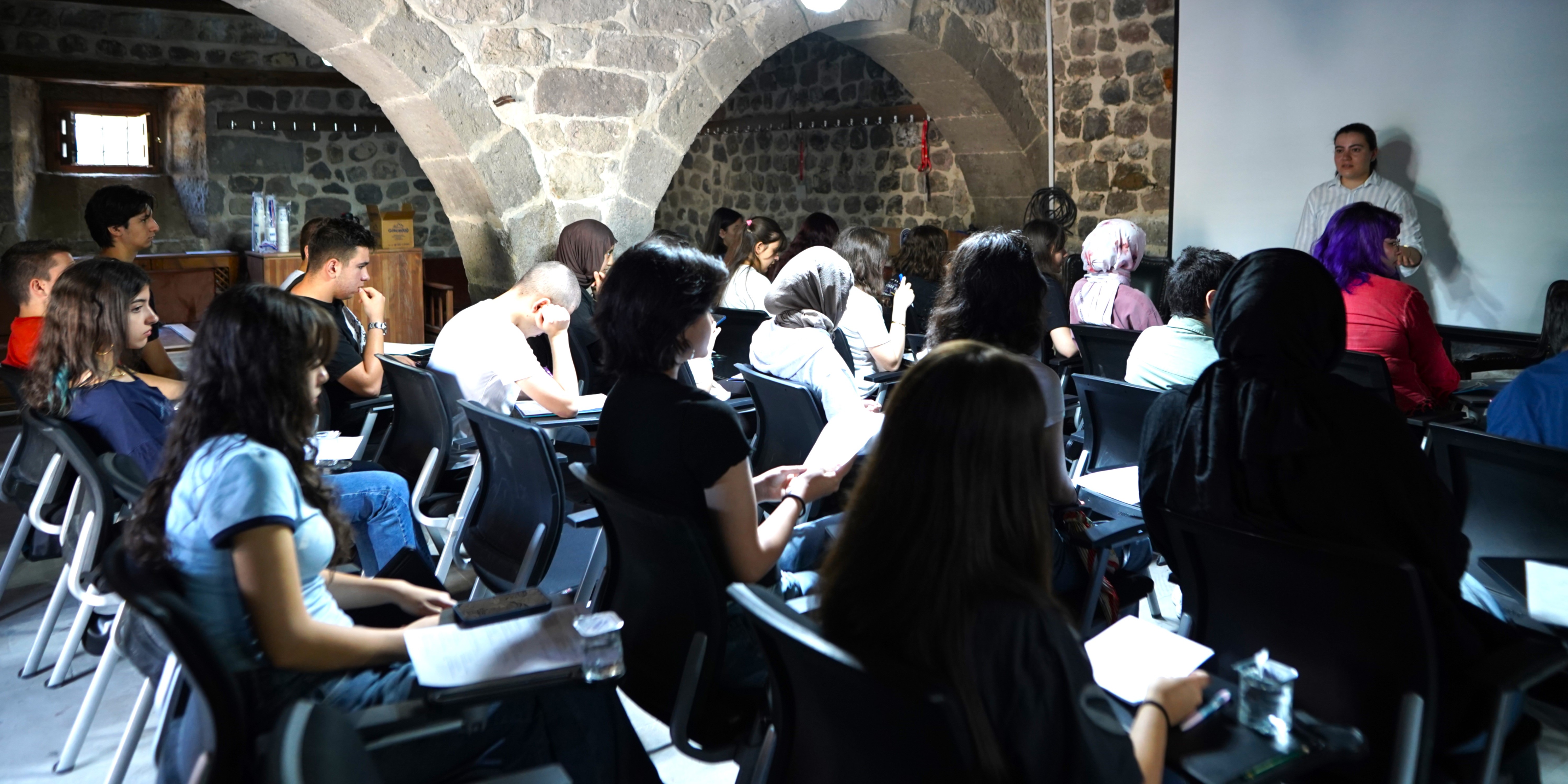 Melikgazi belediyesi’nden gençlere ücretsiz İngilizce konuşma atölyesi