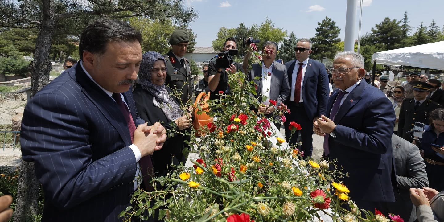 Vali Çiçek ve başkan Büyükkılıç, 15 temmuz şehitleri doğanay ve yiğit’i kabri başında andı