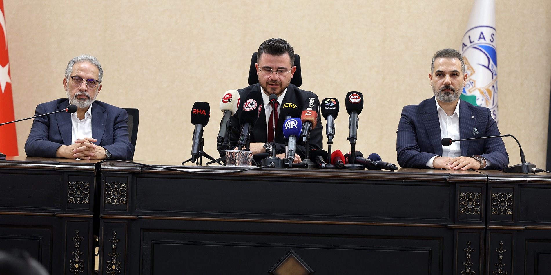 “Çamur atma ve itibar suikastını esefle kınıyorum”
