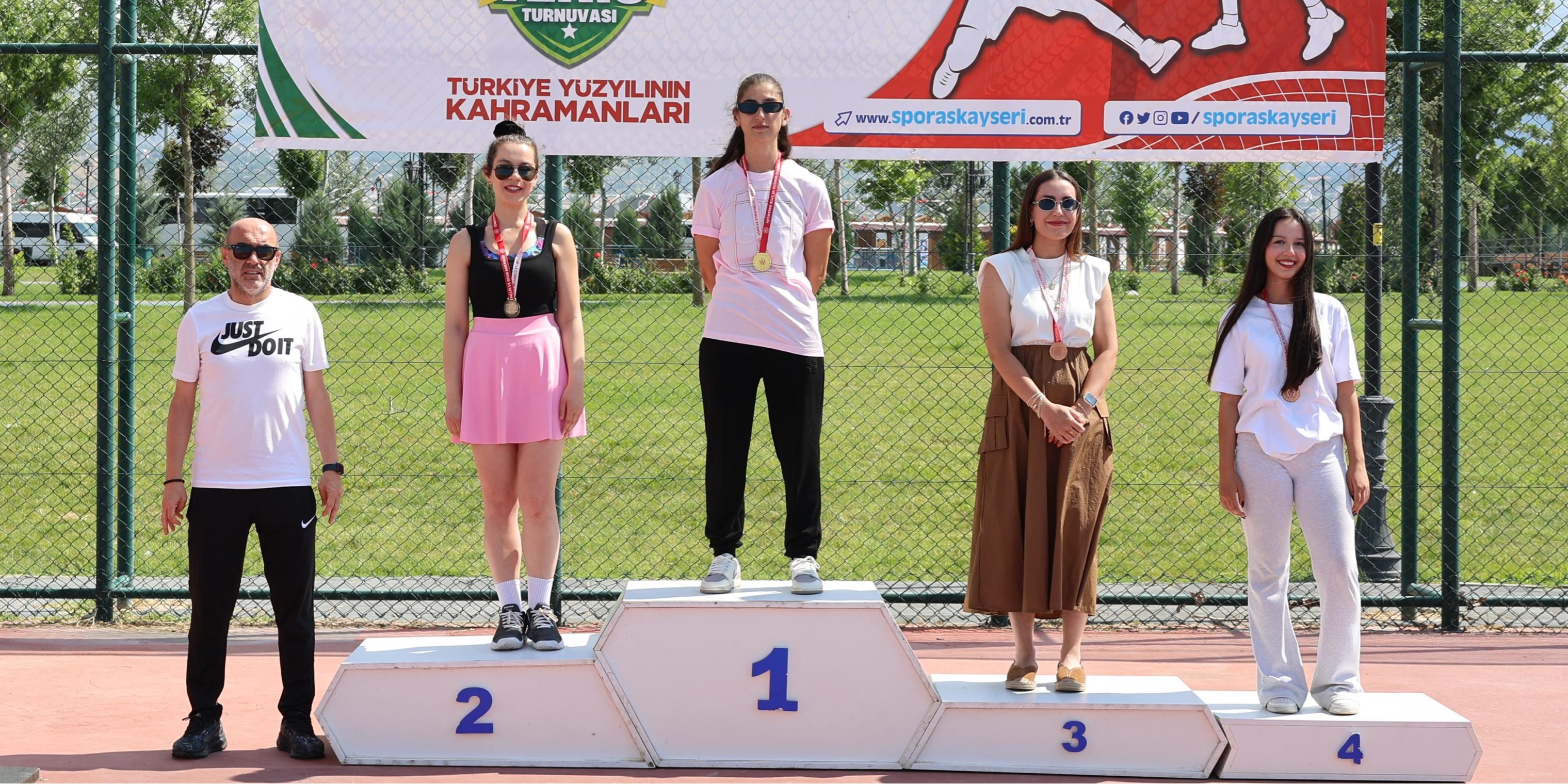 Büyükşehir'in 15 temmuz tenis turnuvası şampiyonları belli oldu