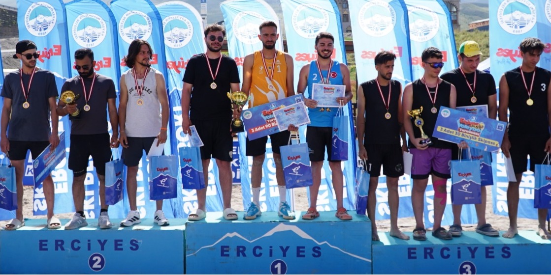 Erciyes’te 2 bin 200 metrede plaj voleybolu heyecanı