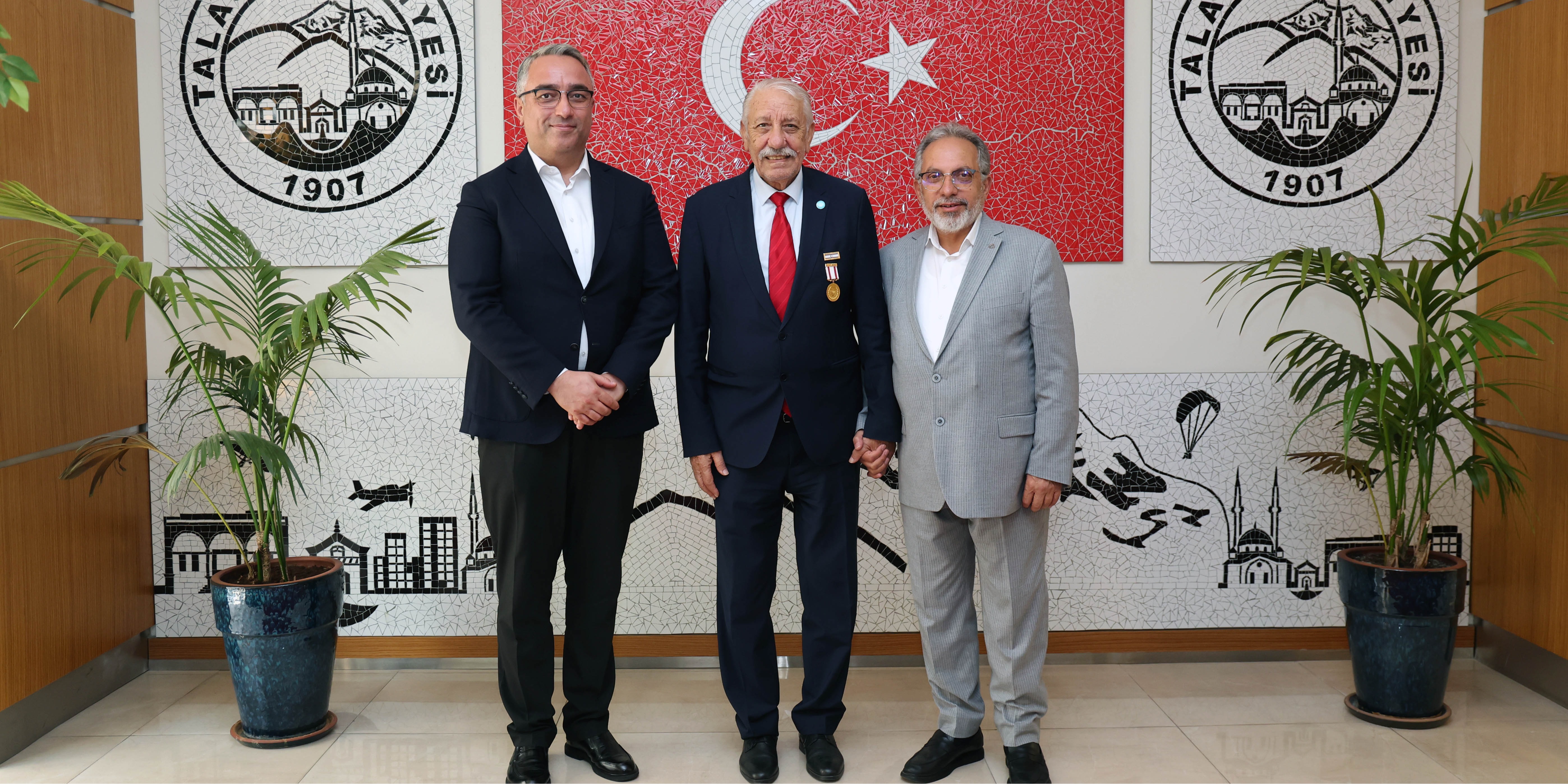 KKTC aksakalı Öksüzoğlu'ndan Talas Belediyesine anlamlı emanet