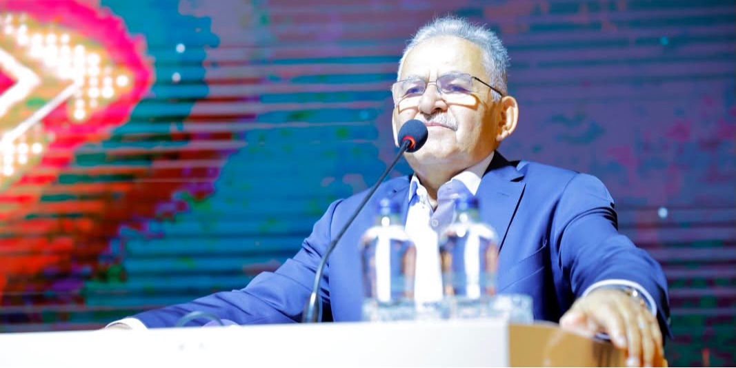 Başkan Büyükkılıç’a, Erciyes medya ödülleri programında teşekkür plaketi