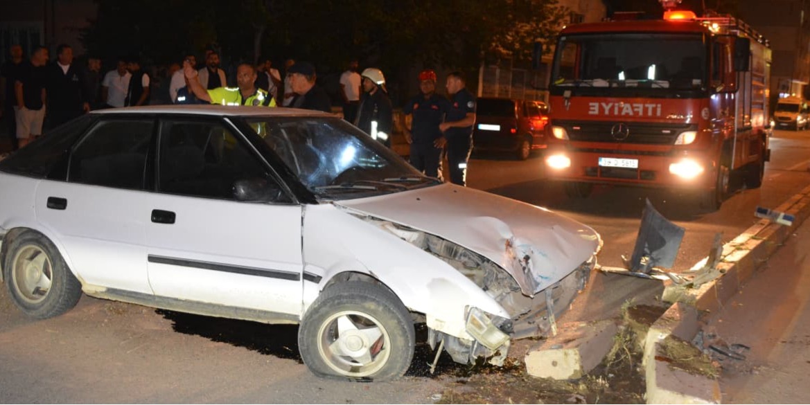 Kavşakta kaldırıma çarpan otomobilin sürücüsü yaralandı