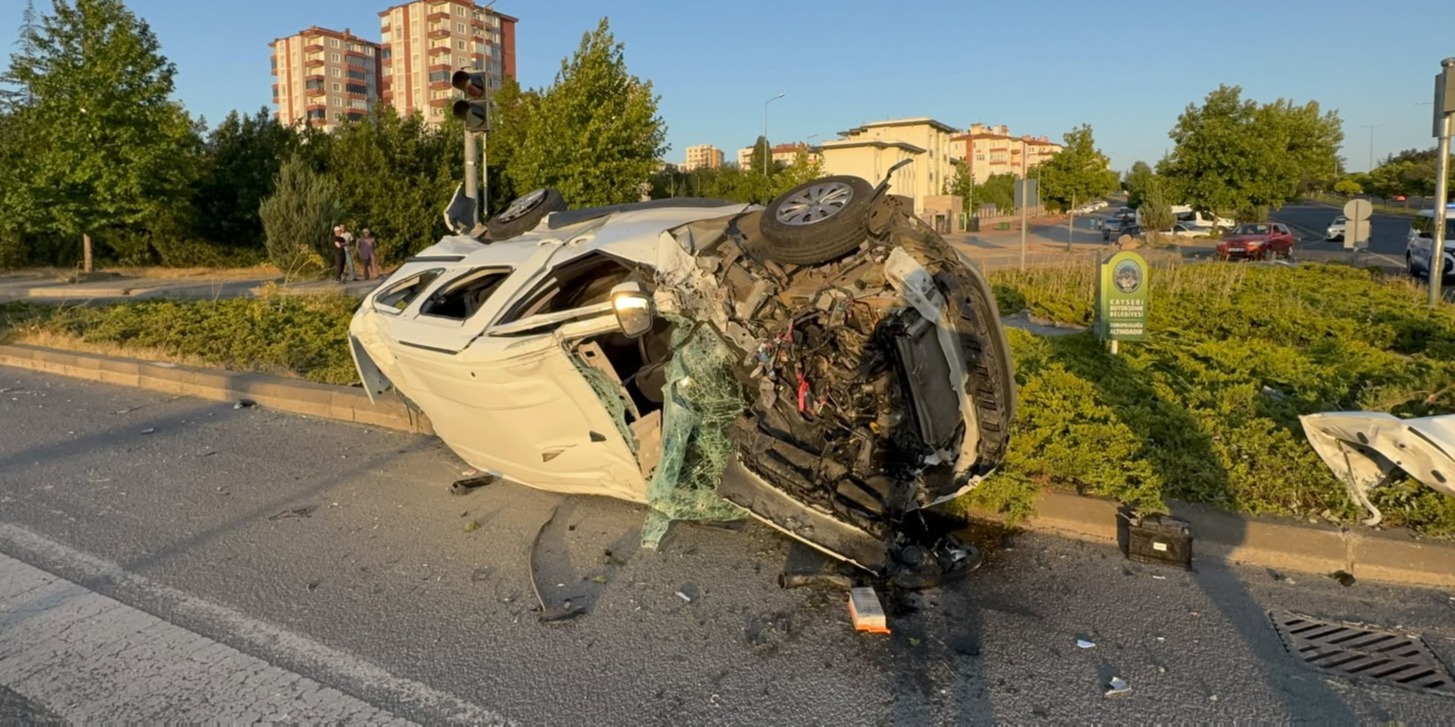 Kayseri’de hafif ticari araç ile otomobil çarpıştı: 4 yaralı