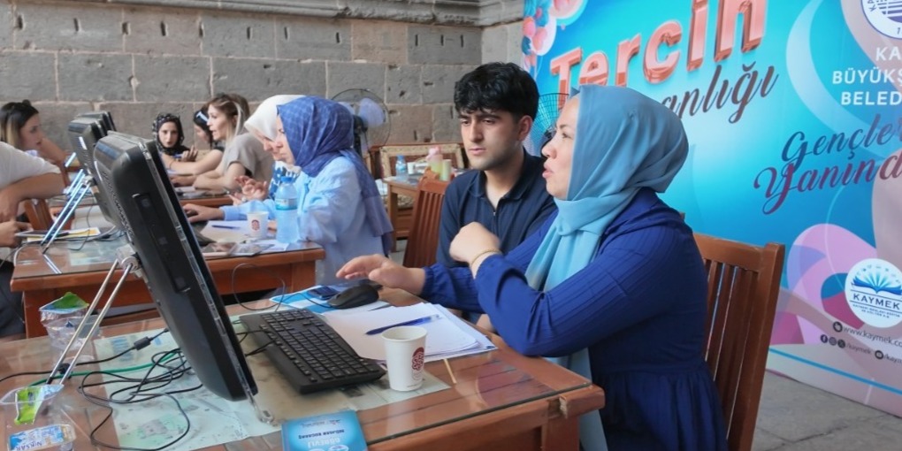 Kayseri Büyükşehir’in ücretsiz YKS tercih danışmanlığına yoğun ilgi: Gençlerden tam not