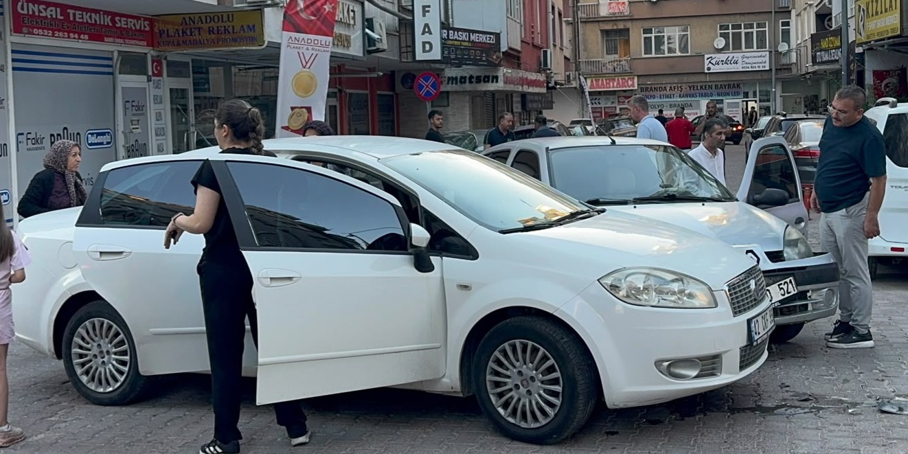 İki otomobilin çarpıştığı kaza hasara neden oldu