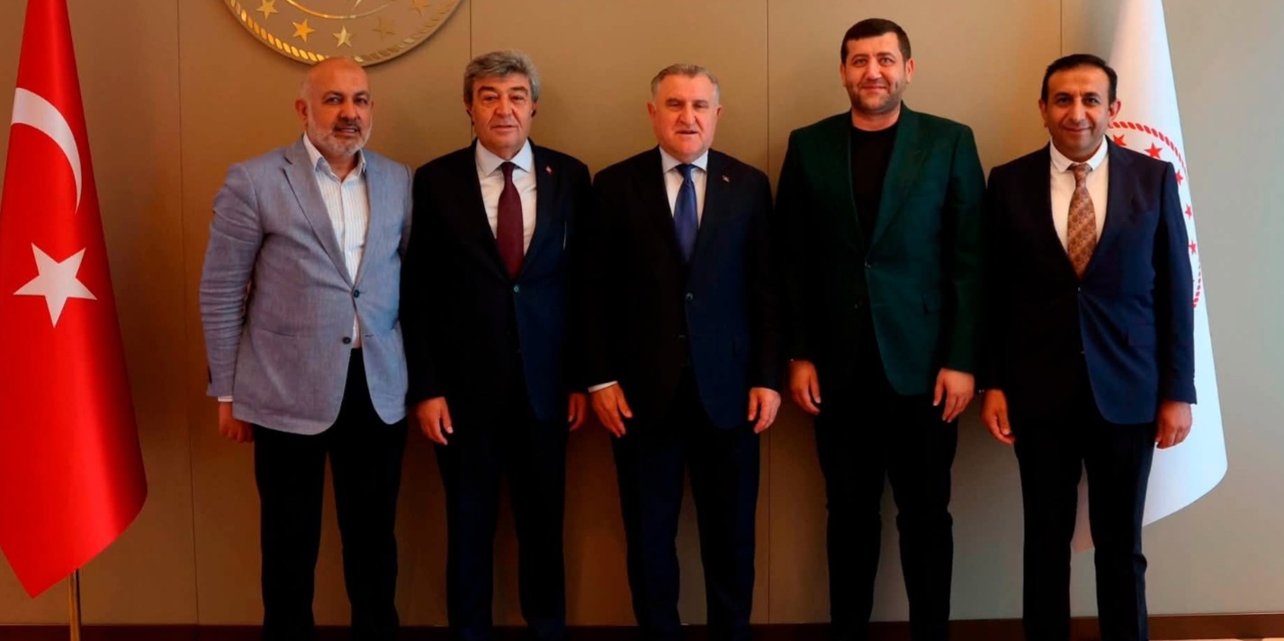 AK Parti ve MHP milletvekilleri ile Kayserispor yönetiminden Bakan Bak'a ziyaret