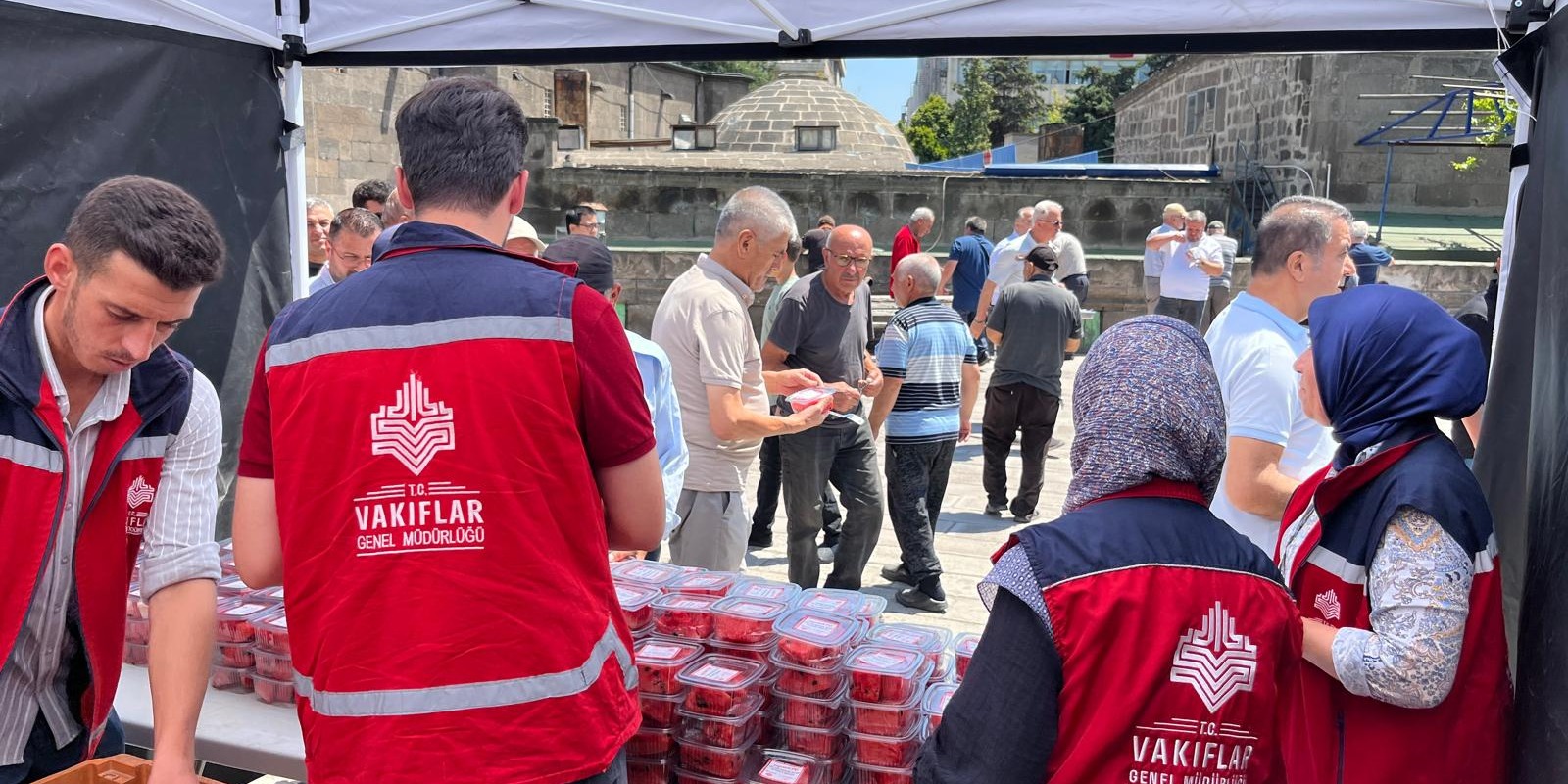 "Yaz Sıcağında Asırlık Serinlik: Hunat Hatun’da Ecdat Hayratı Soğuk Karpuz İkramı"