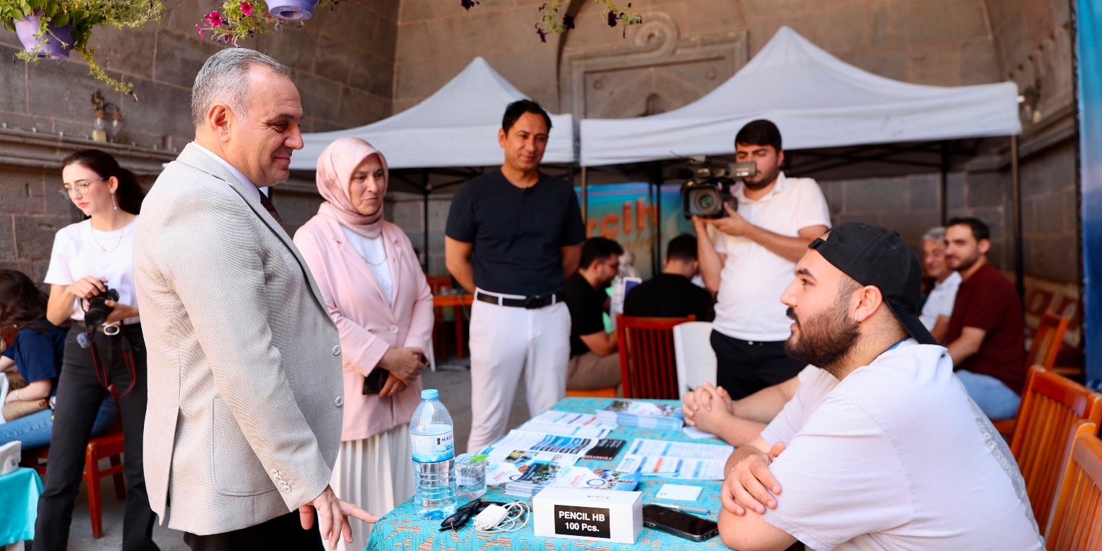 Rektör Prof. Dr. Fatih Altun, tercih danışmanlığı standında öğrencilerle buluştu