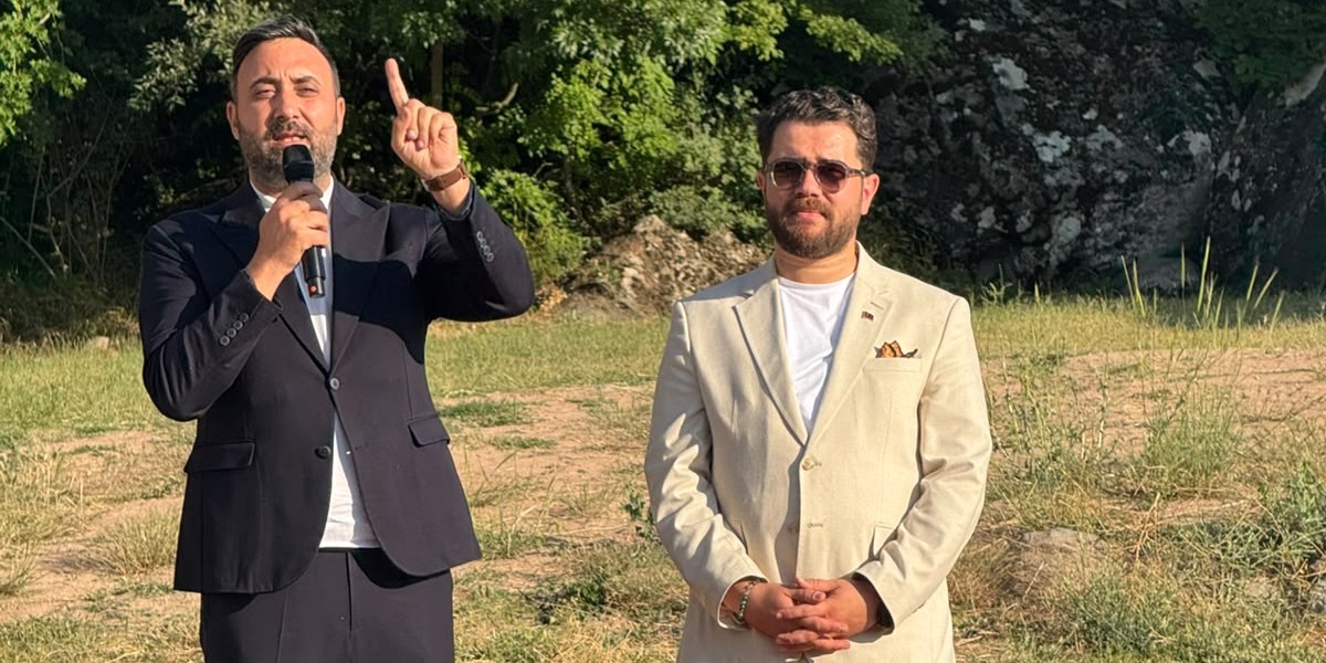 *"Zaman Bendedir ve Mekân Bana Emanettir"*