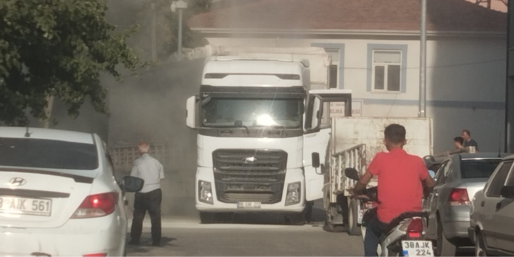 Seyir halindeki tır’ın dorsesinde yangın