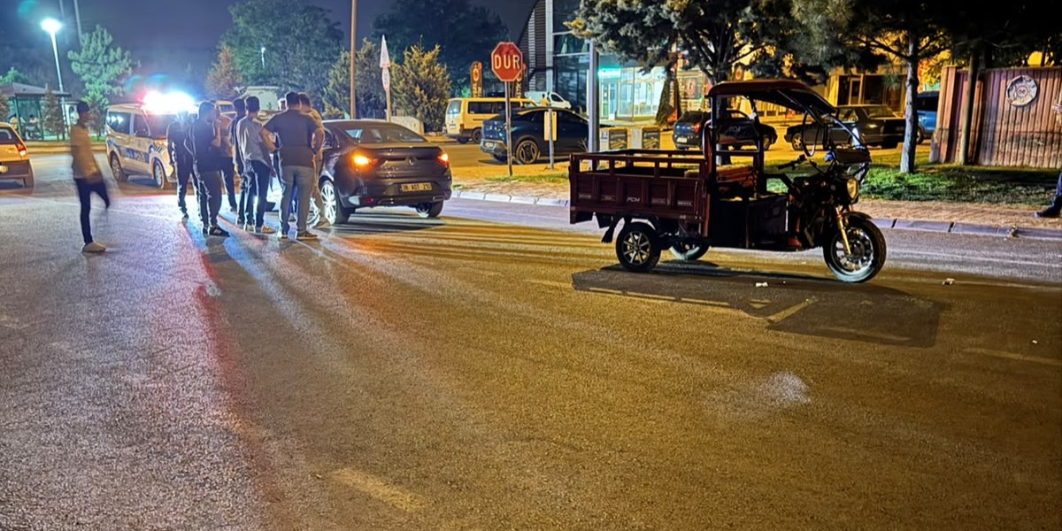 Otomobil ile 3 tekerlekli motosiklet çarpıştı: 1 yaralı