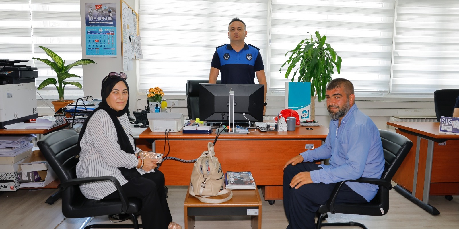 Cumhuriyet Meydanı'nda bulunan içi döviz dolu cüzdan sahibine teslim edildi