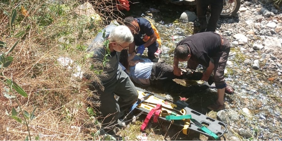 Üç tekerlekli motosiklet dere yatağına uçtu: Dede ile 2 torunu yaralandı