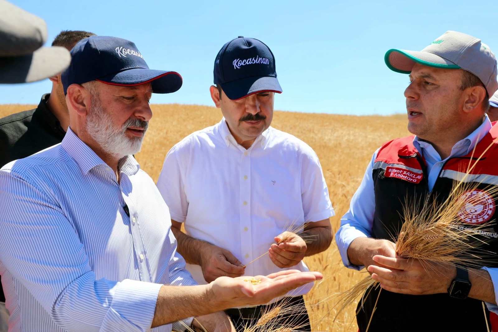 Başkan Çolakbayrakdar, çiftçilerle buluştu, hasada katıldı