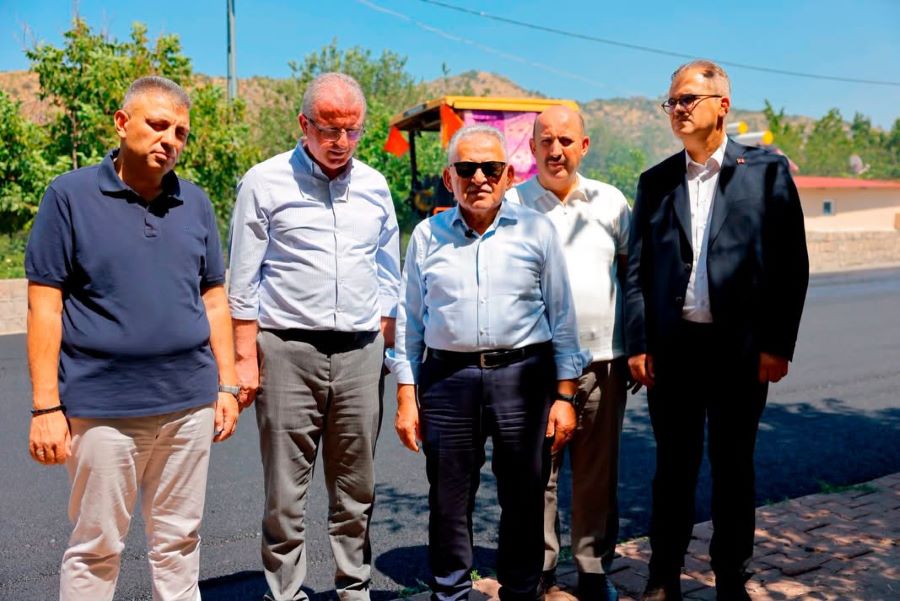 Başkan Büyükkılıç, Sazyolu Caddesi’nde devam eden sıcak asfalt çalışmalarını inceledi