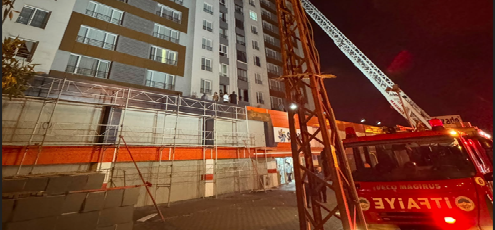 Kayseri’de 13. kattaki yangında ev sahibi balkondan düşerek öldü