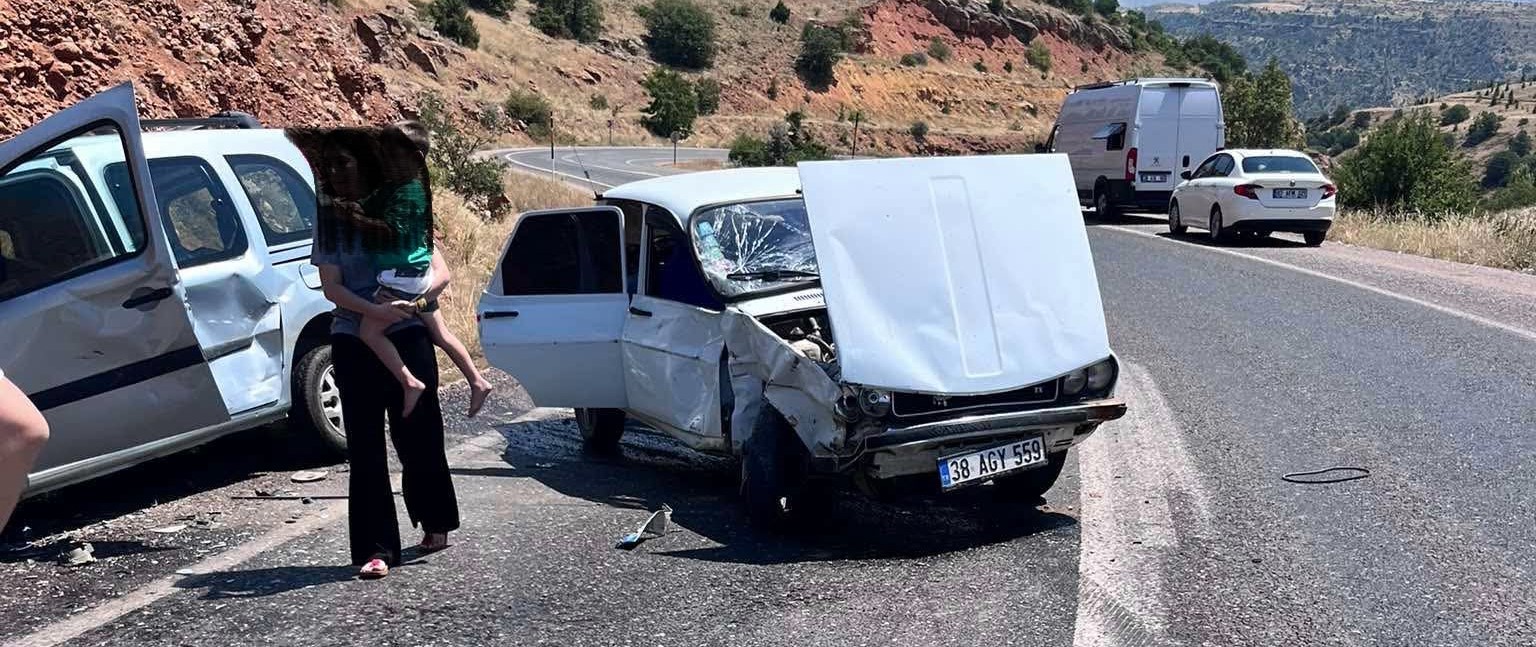 Yahyalı’da hafif ticari araç ile otomobil çarpıştı: 3 yaralı