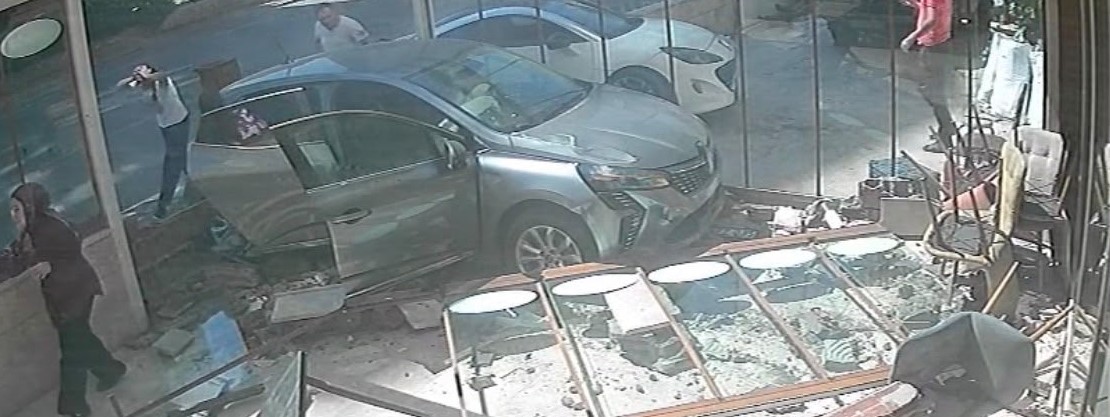 Kayseri’de otomobil fırına girdi: O anlar kamerada
