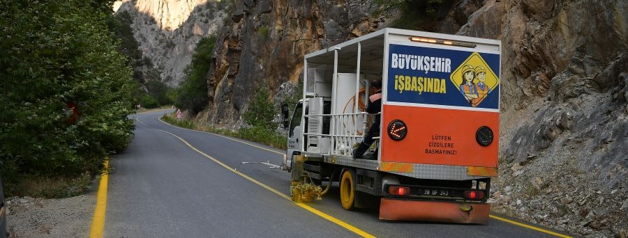 Kayseri Büyükşehir’den Kapuzbaşı yolunda 2 milyon tl’lik yol çizgisi çalışması
