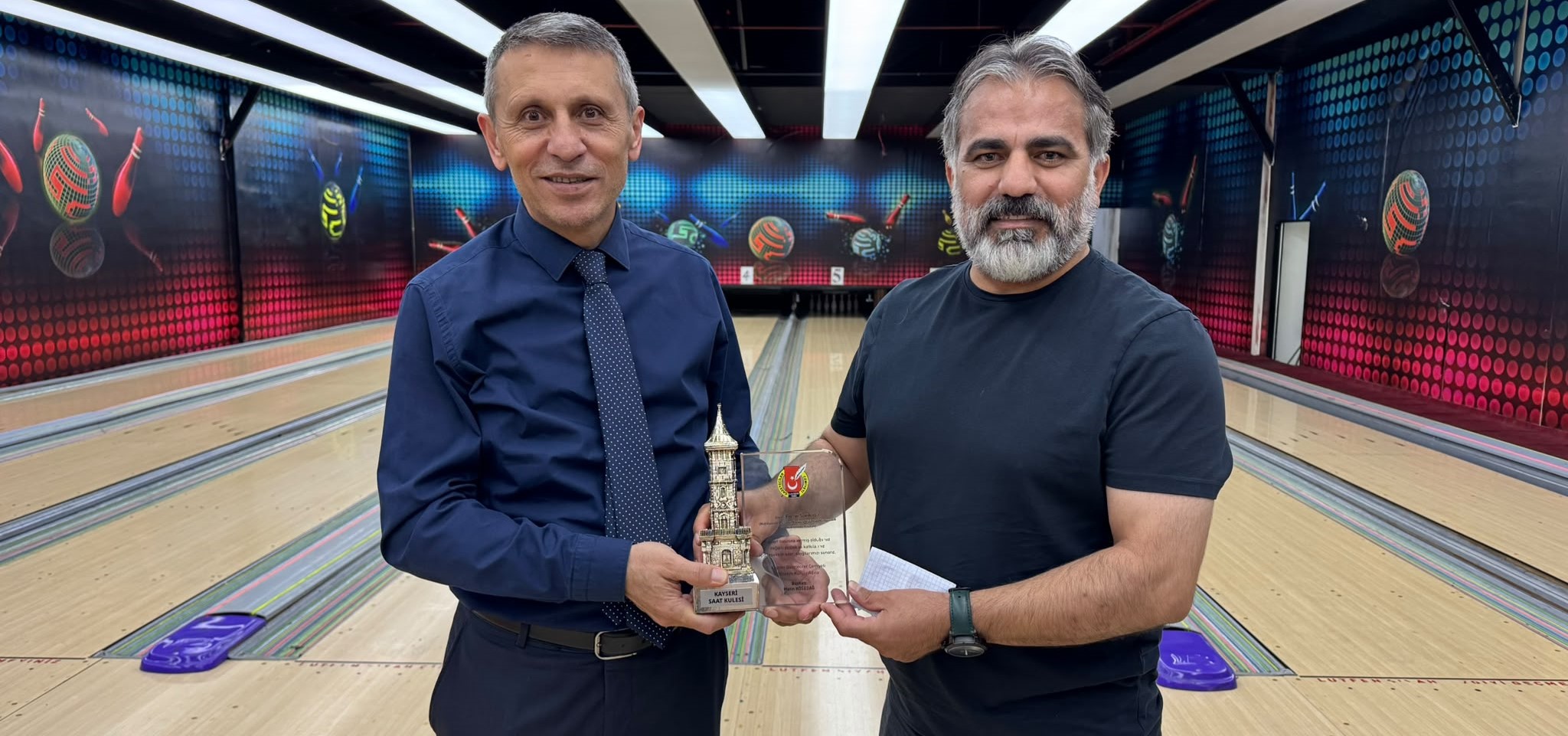 Gazeteciler bowling turnuvasında yarıştı