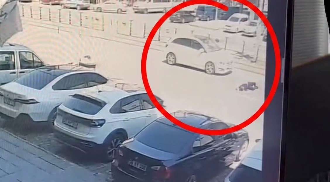 Otomobilin bisikletliye çarptığı kaza kamerada