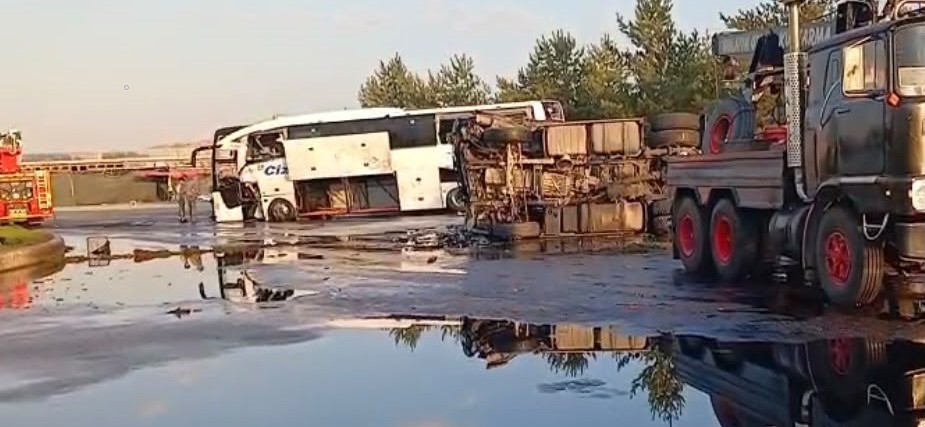 Kayseri'de yolcu otobüsü ile yakıt tankeri çarpıştı: 35 yaralı