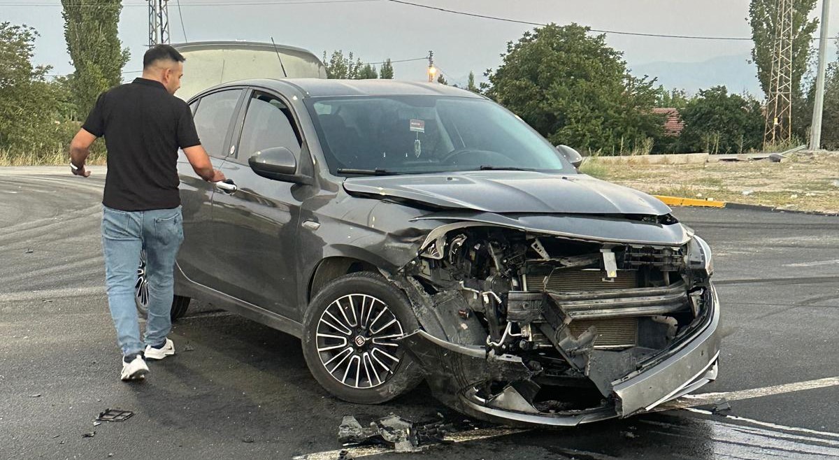 Kayseri’de iki otomobil çarpıştı: 4 yaralı