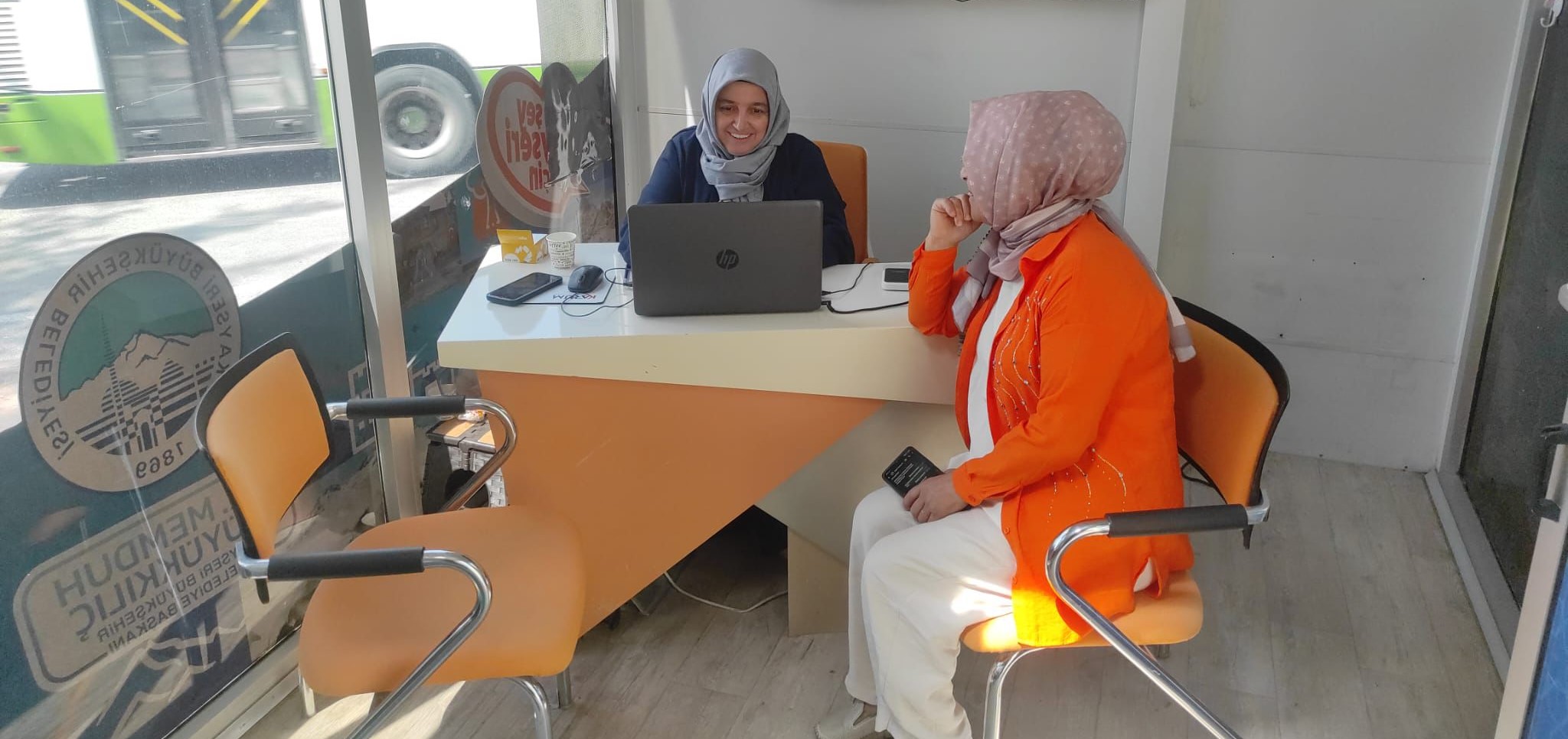 Büyükşehir’in “Mobil beyaz masa”sı şehrin dört bir yanında vatandaşın taleplerini dinliyor