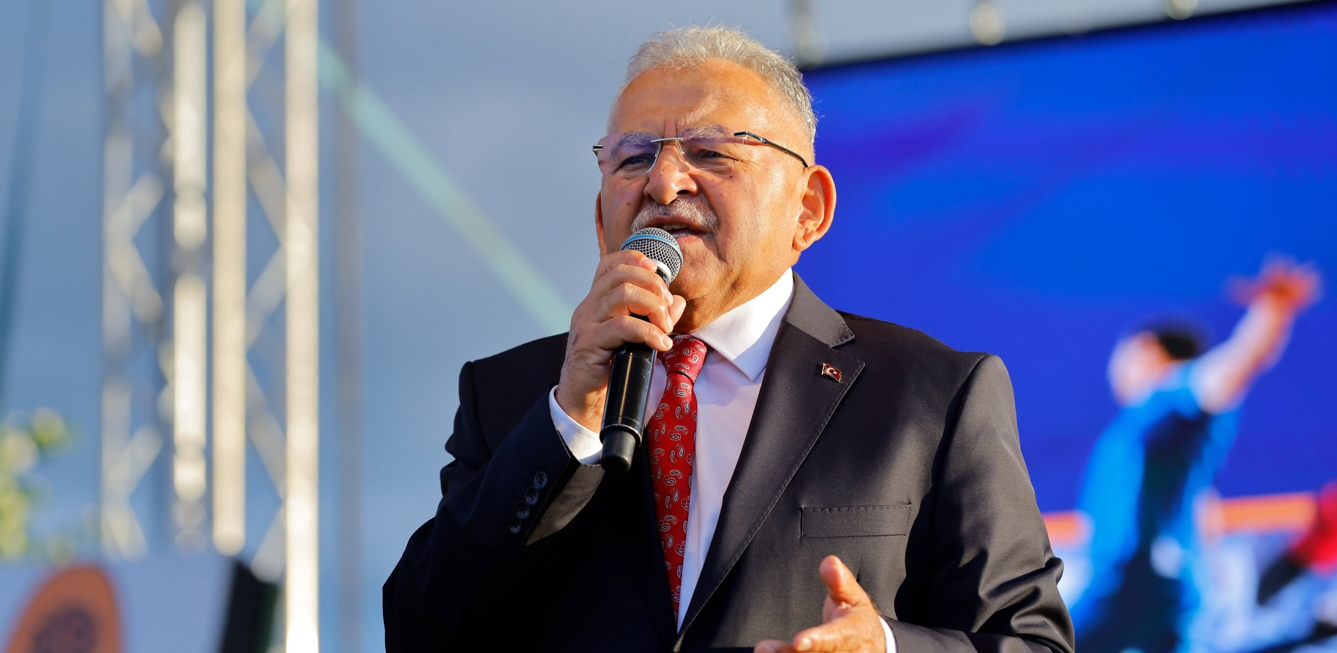Büyükkılıç, yaz spor okullarının görkemli finalinde gençlerin coşkusuna ortak oldu