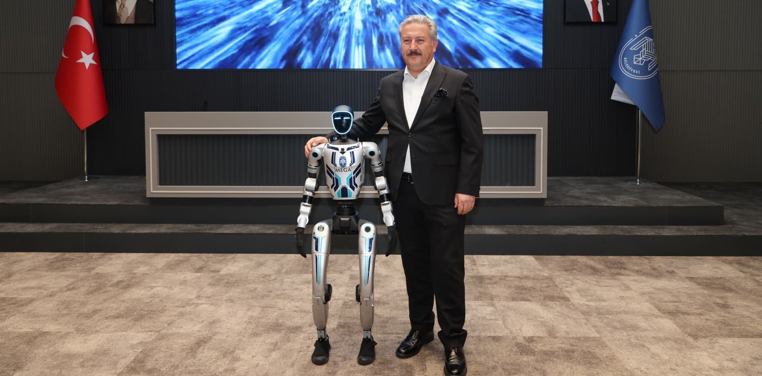 Belediyecilikte çığır atan hamle: İnsansı robot MEGA basına tanıtıldı