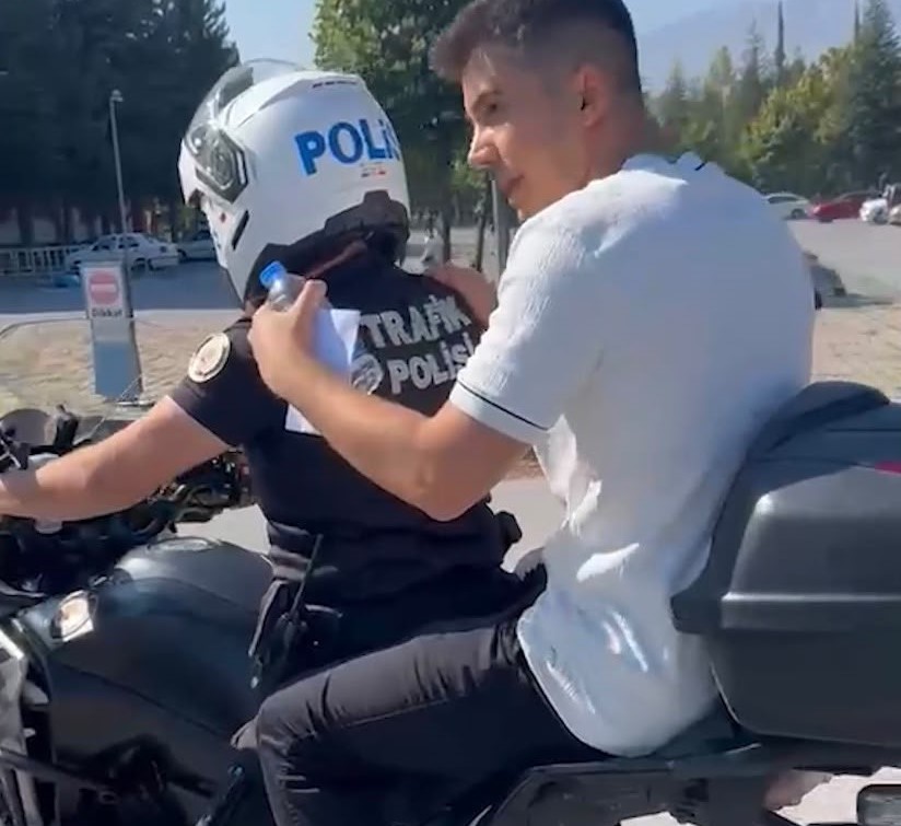 Kayseri polisi, KPSS sınavına geç kalan adayları okullarına yetiştirdi