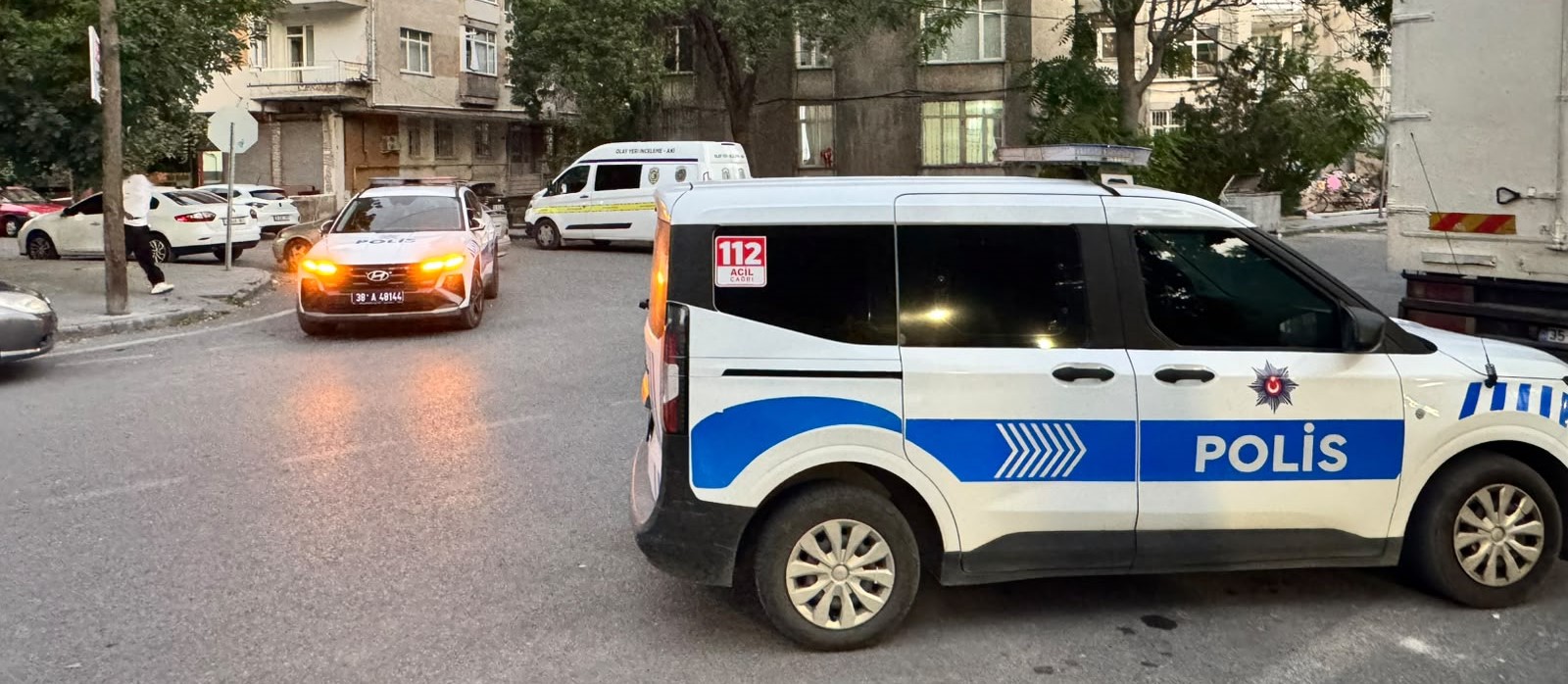 Cezaevinden çıktıktan bir gün sonra arkadaşıyla kavga edip birbirlerini satırla yaraladılar