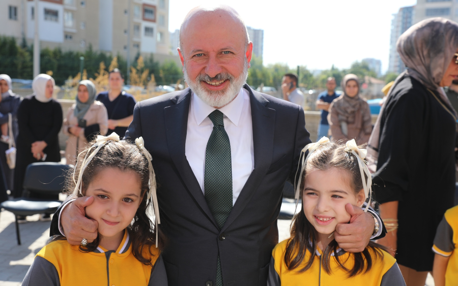 Başkan Çolakbayrakdar, ilk ders zilinde çocukların heyecanına ortak oldu