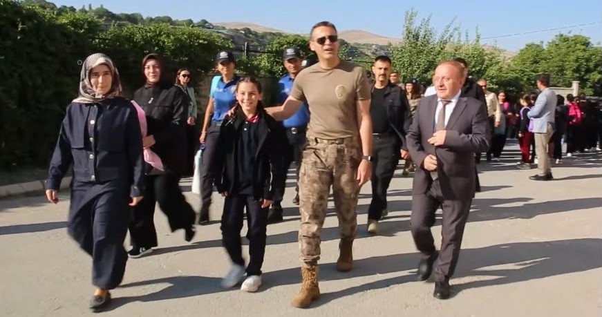 Emniyet müdürü Aydın, şehit kızını ilk ders gününde okuluna bıraktı