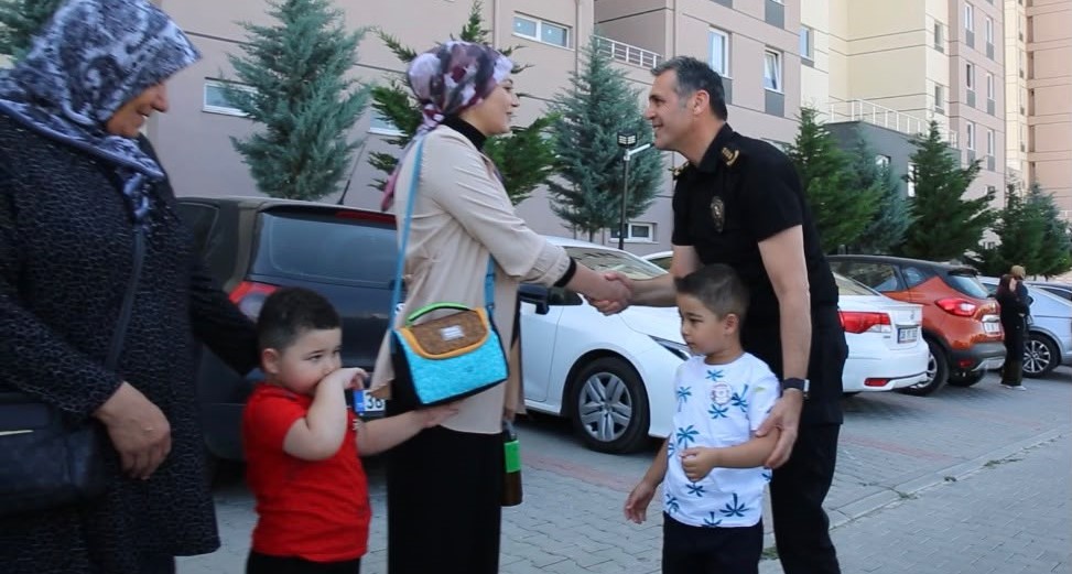 Şehit polis Murat Akpınar’ın oğlu çınar’ı ilk eğitim gününde yalnız bırakmadı