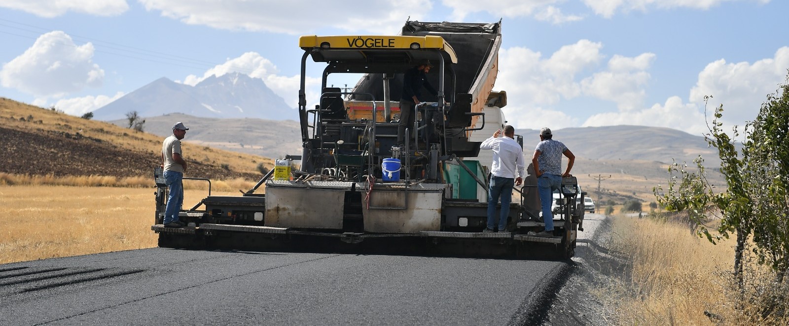 Büyükşehir’den 15 kilometrelik tomarza-talas kırsal yolunda genişletme ve sıcak asfalt çalışması