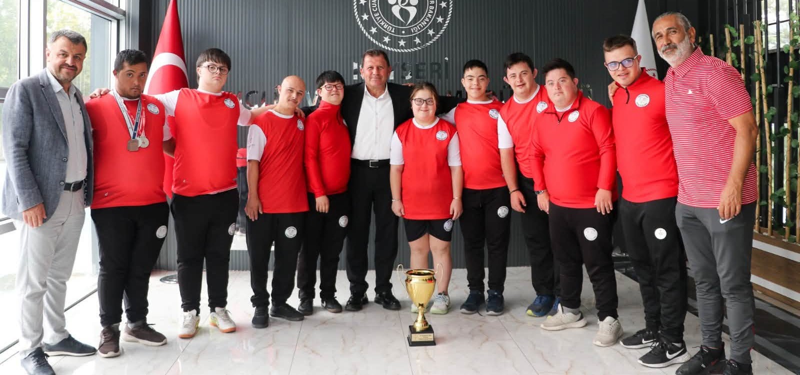 Türkiye şampiyonu özel sporculardan Kabakcı’ya ziyaret