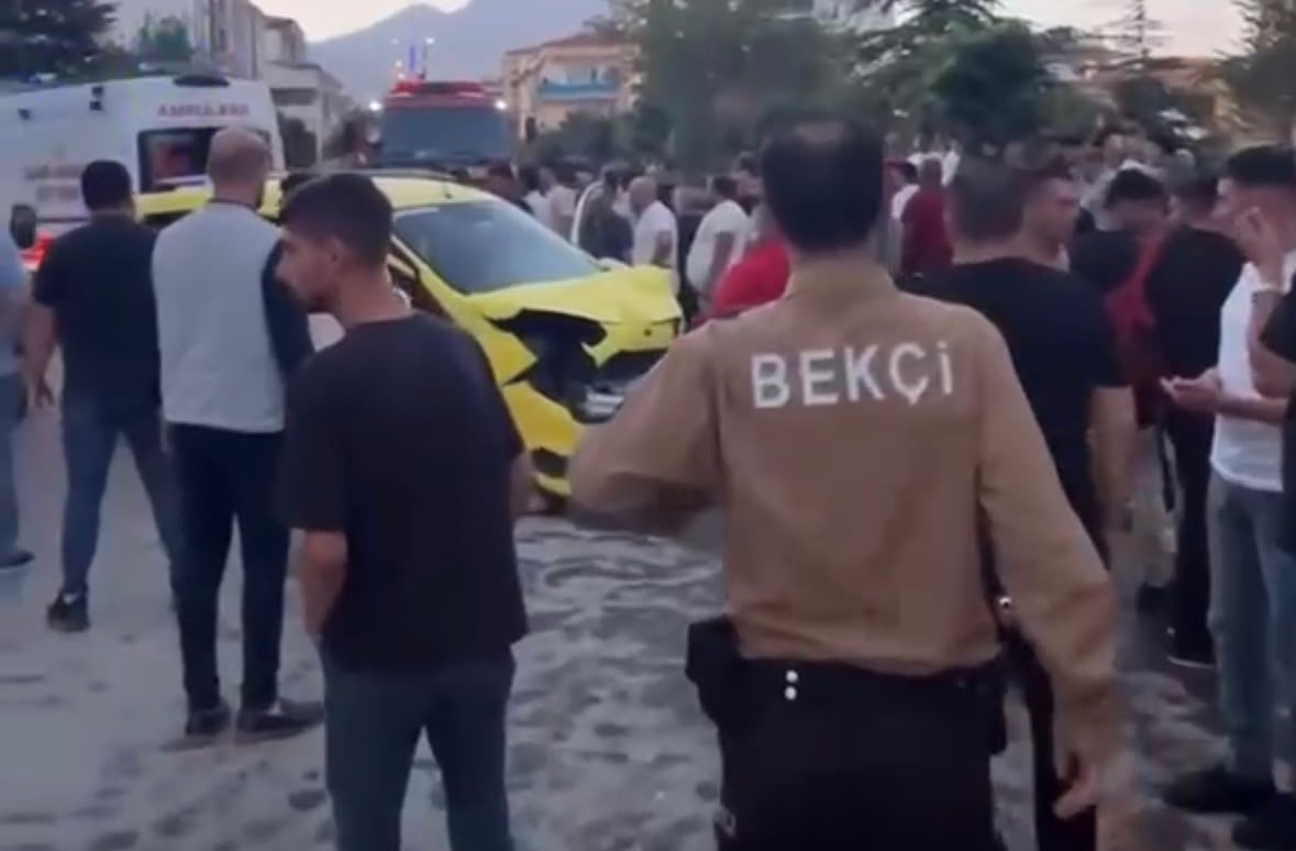 Develi’de kontrolden çıkan minibüs taksiyi sürükledi: 2 yaralı