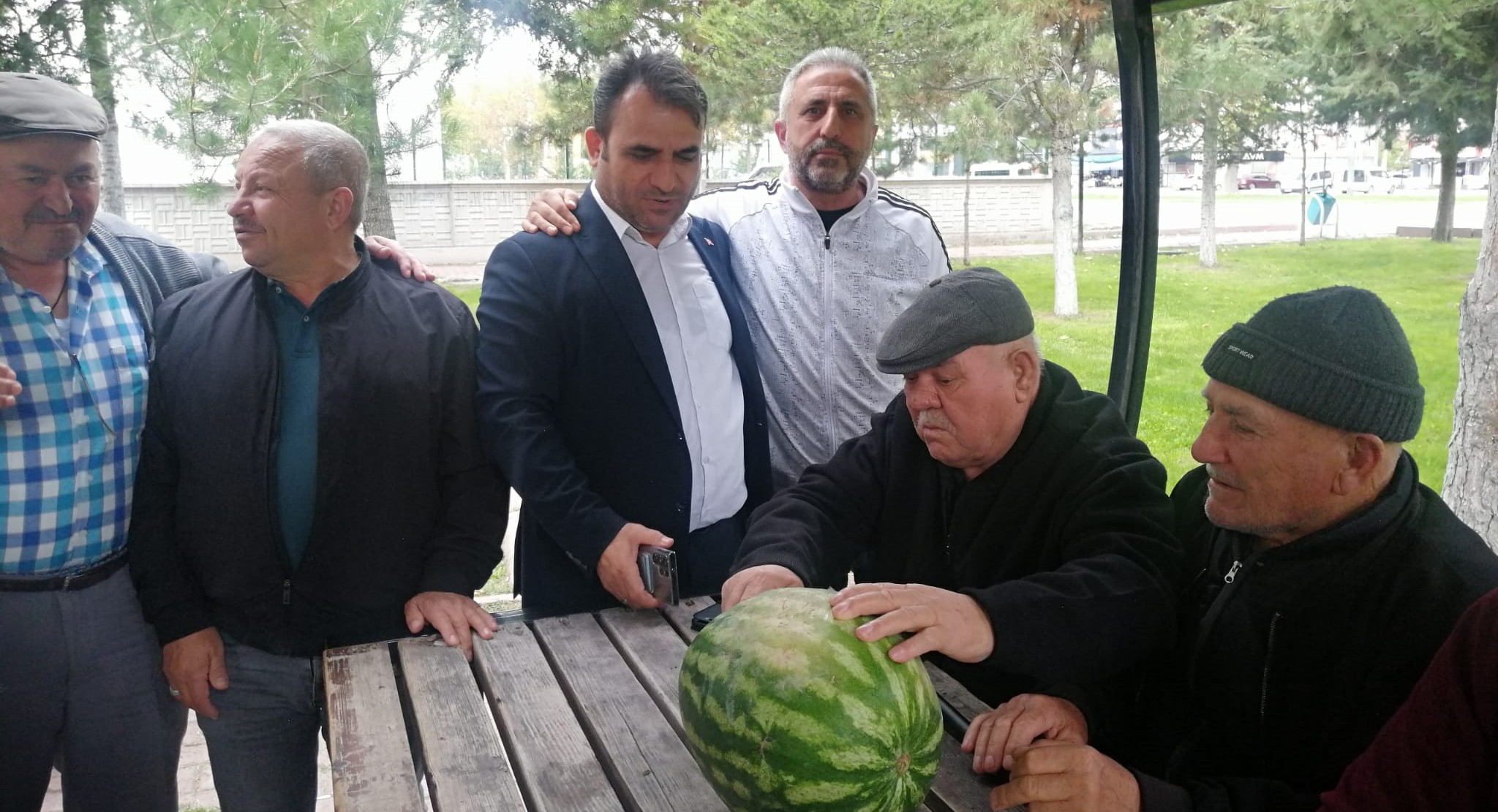 Bina yönetim sahibi, kazandığı tazminatla vatandaşlara karpuz dağıttı