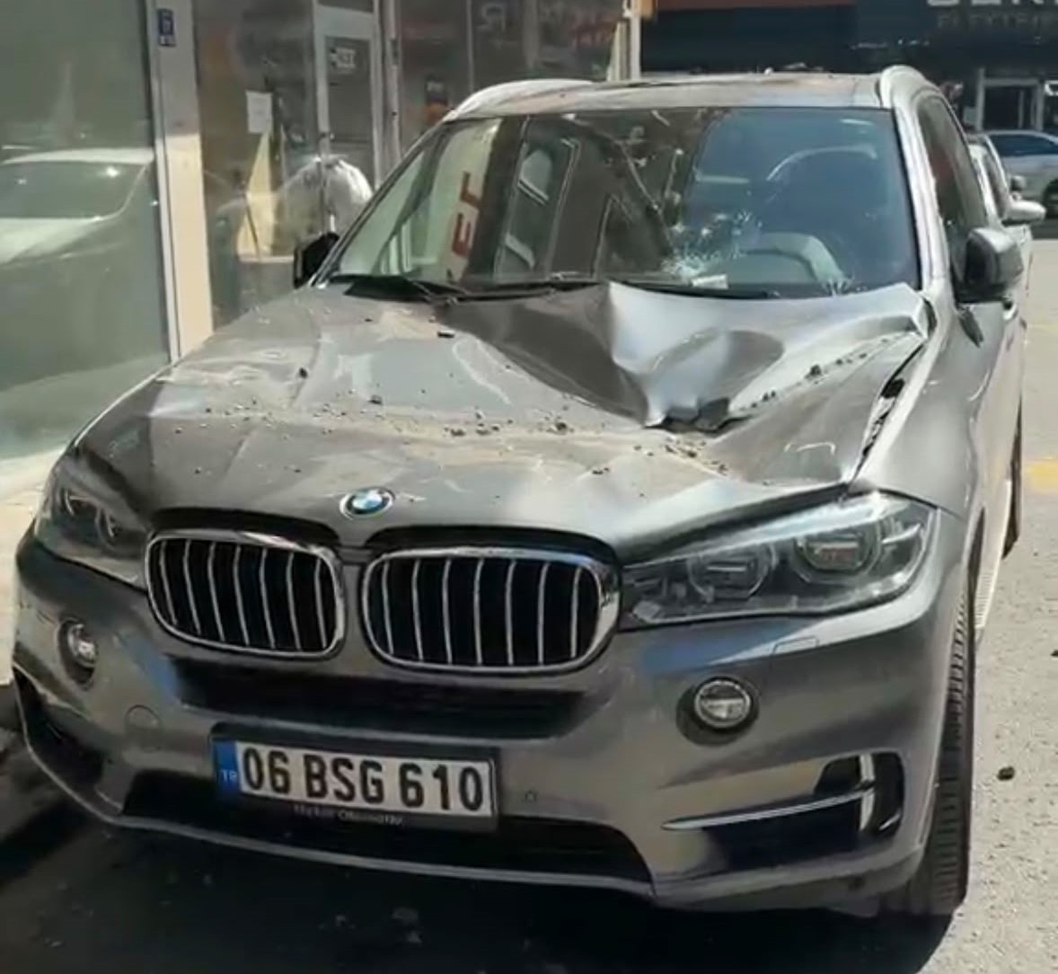 Kayseri’de binadan düşen beton parçaları lüks araca zarar verdi
