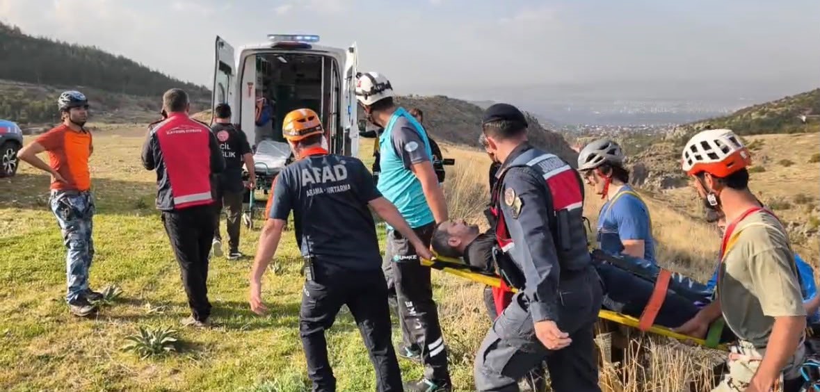 Kayalıklardan dere yatağına düşen şahıs, 2,5 saatte kurtarıldı