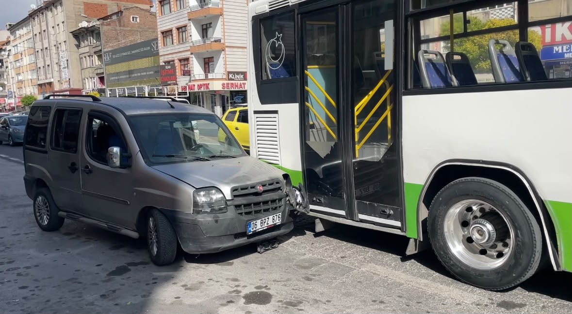 Akrabasını bıçaklayıp kaçarken hafif ticari aracıyla halk otobüsüne çarptı