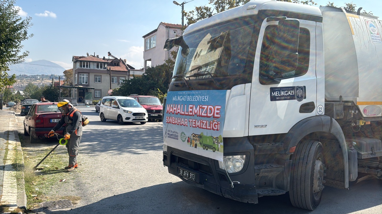 MELİKGAZİ’NİN TEMİZLİK ORDUSU MAHALLELERDE SONBAHAR TEMİZLİĞİNE BAŞLADI