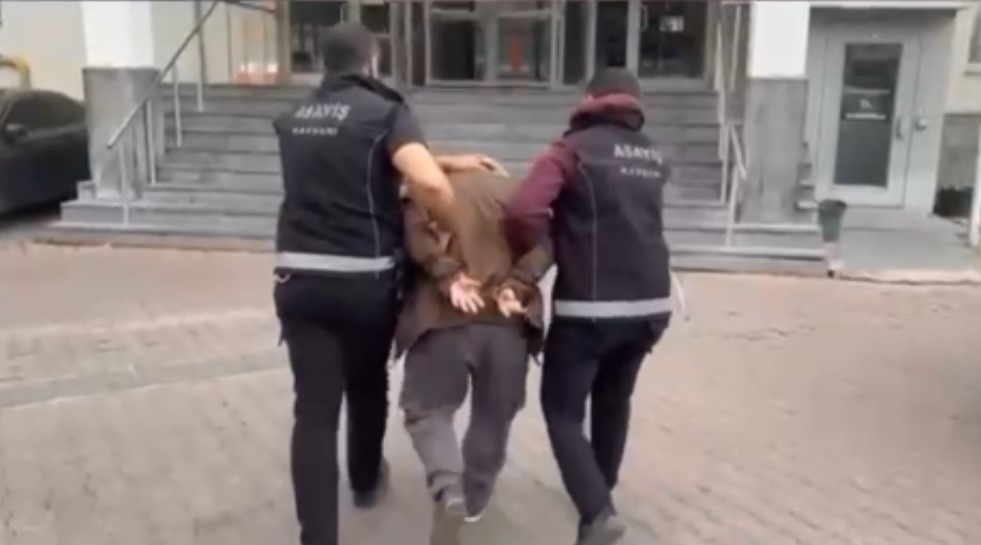 POLİS 6 AYLIK TAKİP SONRASI 5 YILDIR 6 SUÇTAN ARANAN ŞAHSI YAKALADI