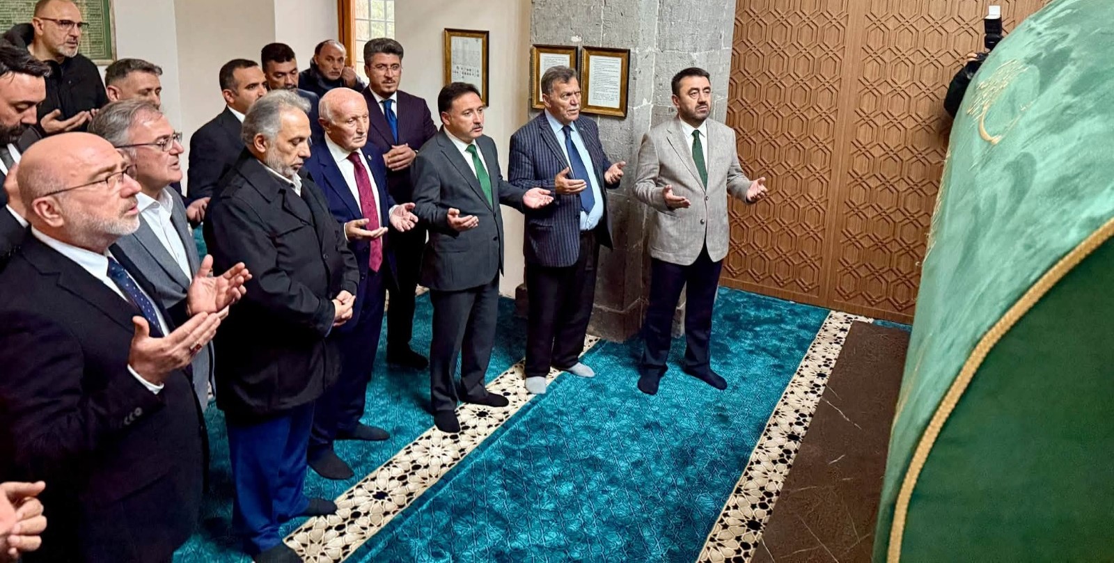 SEYYİD BURHANEDDİN-İ VELİ TÜRBESİNE PROTOKOLDEN ZİYARET
