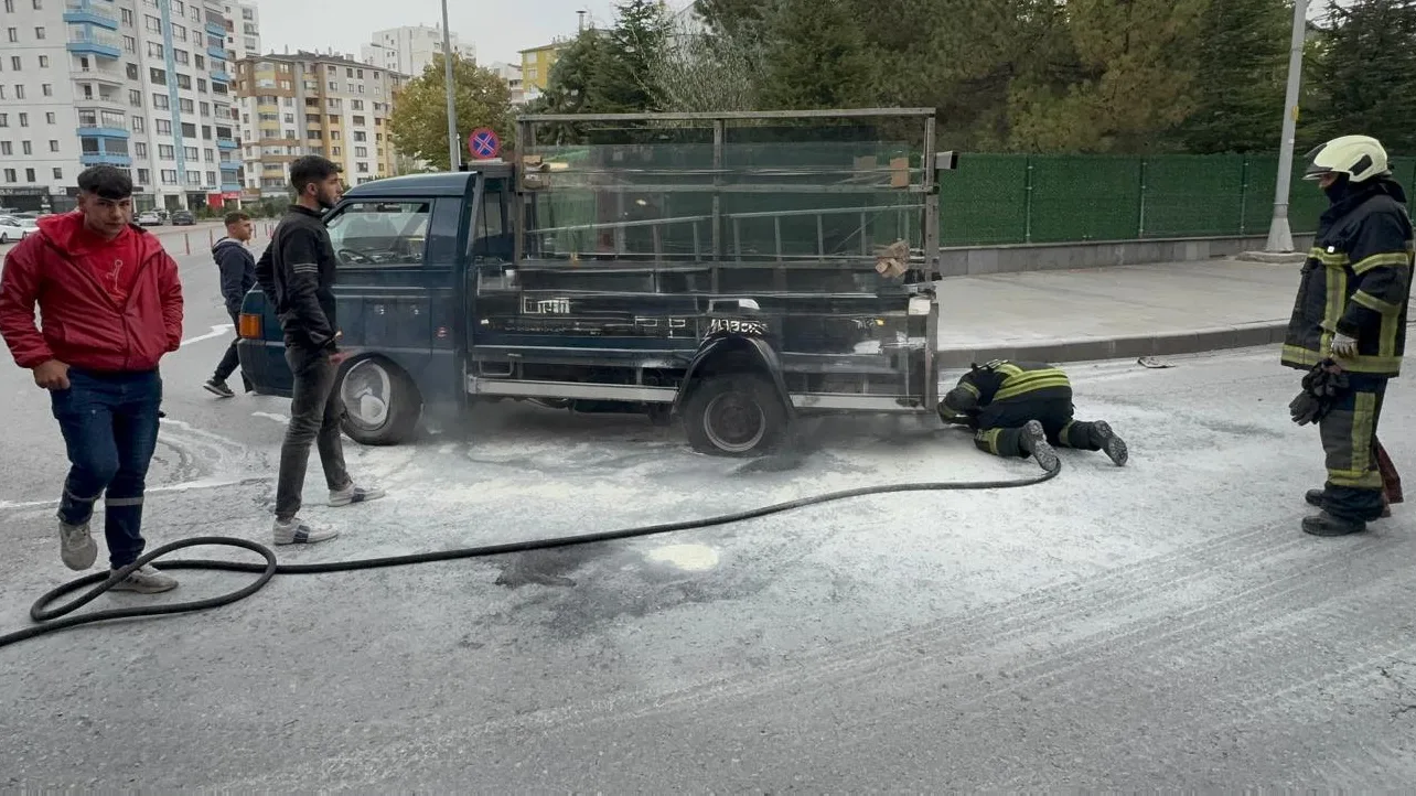 KAYSERİ’DE SEYİR HALİNDEKİ KAMYONETİN TEKERLEĞİ YANDI