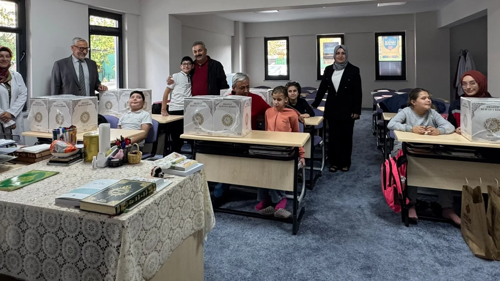 PARMAK UÇLARINDA AYETLER, GÖNÜLLERDE İYİLİK